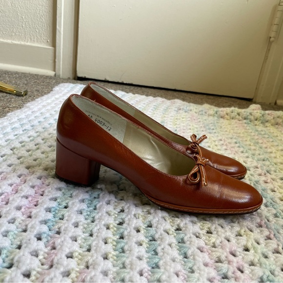 *SOLD* Vintage Hold Renfrew Pumps - Picture 2 of 11